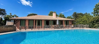 Maison Landaise sleeps 14 Airial swimming pool tennis bowling green near lake & ocean