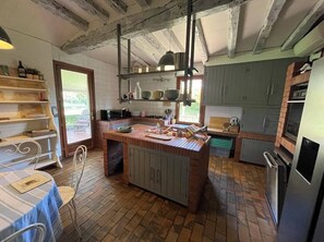 Fridge, microwave, oven, stovetop - Maison Landaise sleeps 14 Airial swimming pool tennis bowling green near lake & ocean (Ychoux)