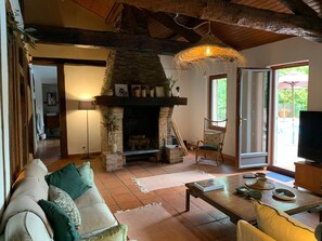 Smart TV, fireplace, table football, ping pong - Maison Landaise sleeps 14 Airial swimming pool tennis bowling green near lake & ocean (Ychoux)