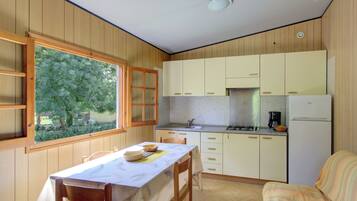 Fridge, microwave, stovetop, toaster