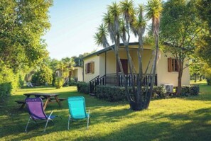 Outdoor dining - Chalet rental in the heart of nature (Santa-Lucia-di-Moriani)