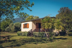 Guests can enjoy a peaceful stay in this charming single-story retreat surrounded by lush gardens and scenic mountains.