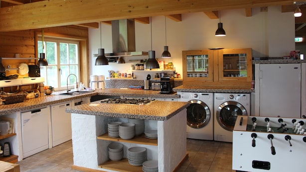 Wasserkocher mit Kaffee-/Teezubehör, Kühlschrank, Mikrowelle, Ofen