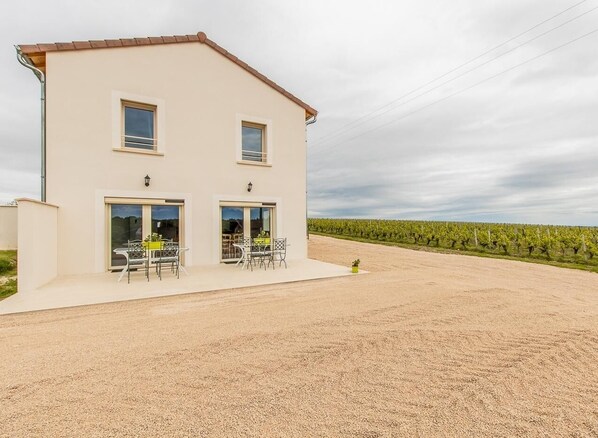 Outdoor dining - "La Maison du Négociant" (Lugny)