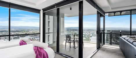 Apartment, 1 Schlafzimmer (plus Study Hinterland View) | Wohnbereich | 24-Zoll-Flachbildfernseher mit Kabelempfang