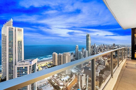 4 Bedroom 2.5 Bathroom Ocean Spa - High Floor Apartment | Balcony