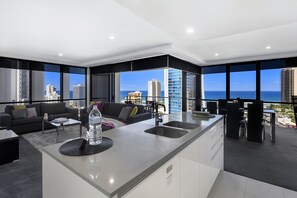 Appartement, 2 chambres, 2 salles de bains, vue sur l’océan (Lvls 9 - 15) | Cuisine privée | Réfrigérateur grande capacité avec congélateur, four à micro-ondes