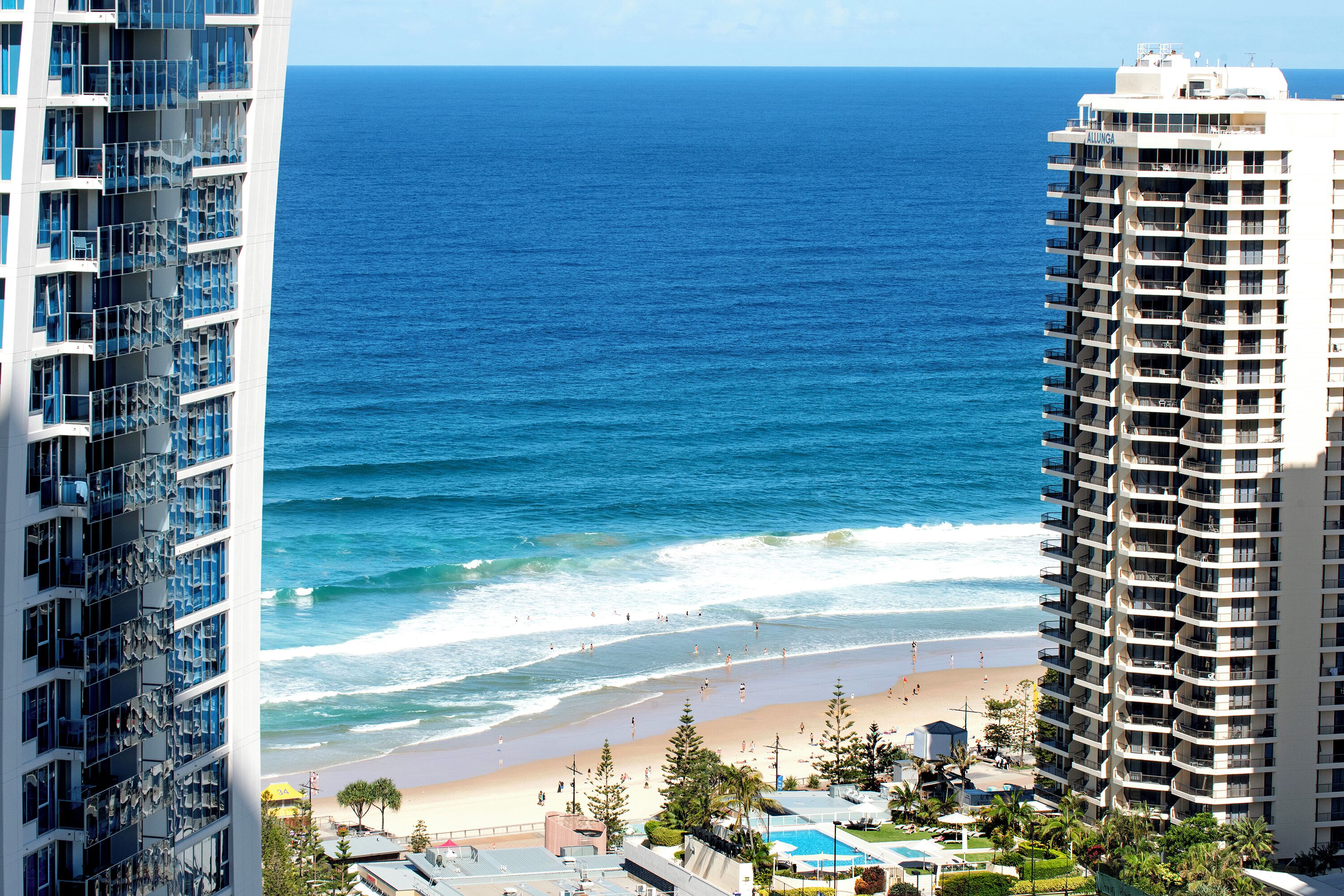 Ein Hochhaus-Hotel mit Blick auf einen Strand und den Ozean.