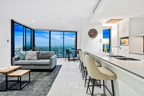 Apartamento luxo, 3 quartos, vista para o oceano | Cozinha privada | Geladeira grande, micro-ondas, fogão, lava-louças