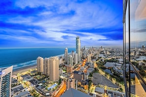 4 Bedroom 2.5 Bathroom High Floor Ocean View Apartment | Balcony