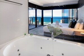 Apartamento, 2 habitaciones, baño privado, vistas al mar | Baño | Bañera de hidromasaje, secador de pelo, toallas y papel higiénico