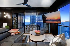 Appartement Deluxe, 2 chambres, 2 salles de bains, vue sur l’océan (Lvl 39) | Aire de séjour | Téléviseur à écran plat de 24 po avec télévision par câble