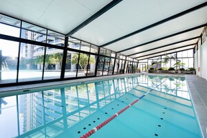 Una piscina cubierta, 2 piscinas al aire libre