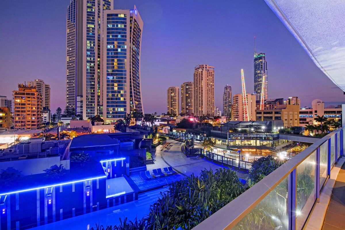 Un moderno edificio de gran altura con fachada curva y múltiples balcones.