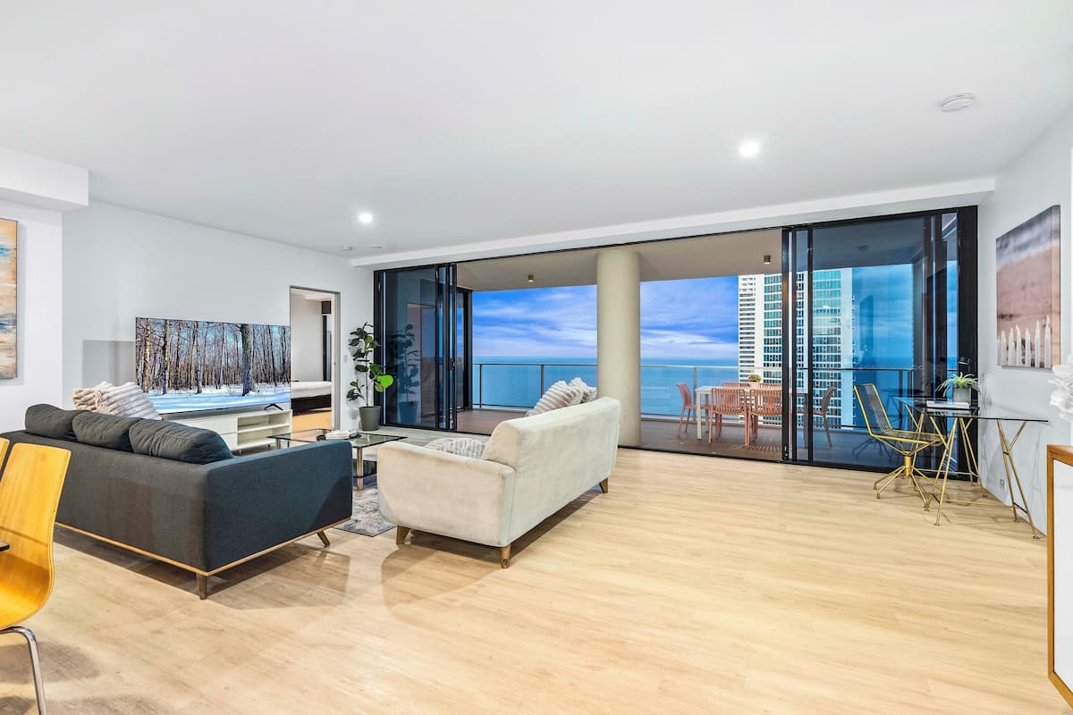 4 Bedroom 2.5 Bathroom High Floor Ocean View Apartment | Living area