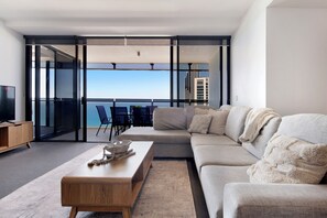 アパートメント 3 ベッドルーム 2 バスルーム オーシャンビュー | リビング エリア | 24 インチの薄型テレビ (ケーブル放送視聴可)