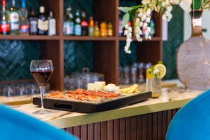 Bar (on property) - The Originals Boutique, Hôtel Porte de Dieppe (Saint-Aubin-sur-Scie)
