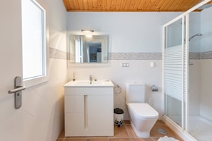 Ein Badezimmer mit Toilette, Waschbecken und Dusche.