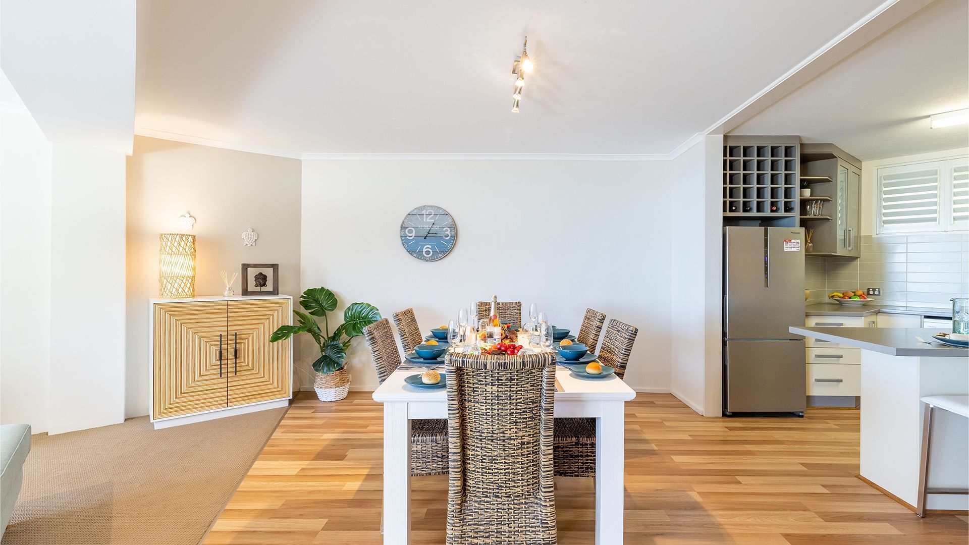 Une cuisine moderne avec un coin repas.