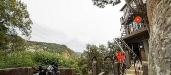 Goroomgo Long View Retreat Nainital