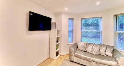 Stylish Apartment near Harry Potter Studios