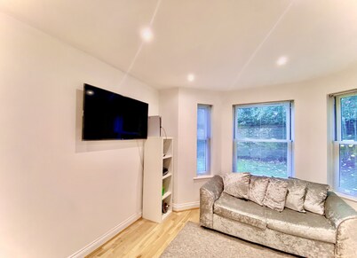 Stylish Apartment near Harry Potter Studios