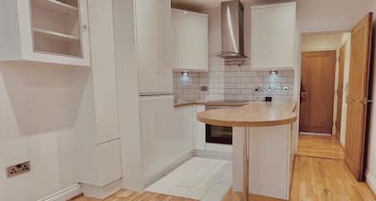 Stylish Apartment near Harry Potter Studios