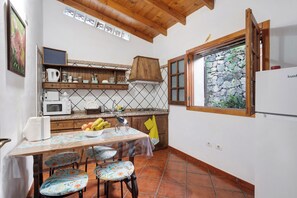 Réfrigérateur, micro-ondes, plaque de cuisson, cafetiÚre/bouilloire