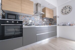 Jääkaappi, mikroaaltouuni, uuni, liesi