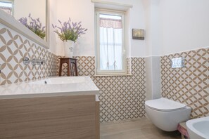 Suihku, hiustenkuivaaja, pyyhkeet