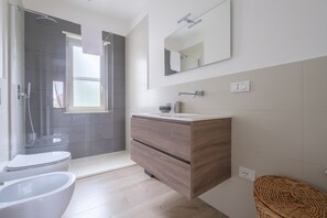 Dusche, Haartrockner, Handtücher