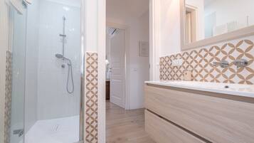 Dusche, Haartrockner, HandtĂŒcher