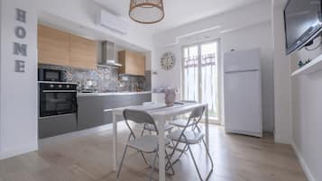 Kylskåp, mikrovågsugn, ugn och spishäll