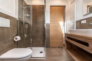 Shower, free toiletries, hair dryer, towels - Apartment "Balbeinhof Apt Hirsch" with Mountain View, Balcony & Wi-Fi (Luson)