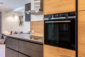 Fridge, oven, stovetop, dishwasher