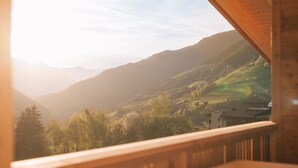 A mountainous landscape viewed from a wooden balcony. - Apartment "Balbeinhof Apt Hirsch" with Mountain View, Balcony & Wi-Fi (Luson)