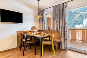 Dining - Apartment "Balbeinhof Apt Hirsch" with Mountain View, Balcony & Wi-Fi (Luson)