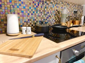 Fridge, microwave, oven, stovetop - Spacious and bright one bedroom apartment (South Harrow)