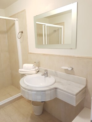Douche, sèche-cheveux, bidet, serviettes fournies