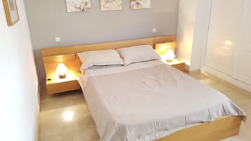 2 chambres, coffres-forts dans les chambres, fer et planche à repasser