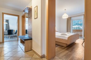 3 bedrooms, free WiFi, bed sheets - Holiday Apartment "Manuela" with Mountain View, Balcony & Wi-Fi (Ortisei)