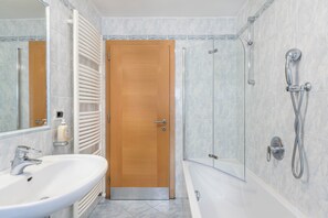 Badewanne, kostenlose Toilettenartikel, Haartrockner, Handtücher