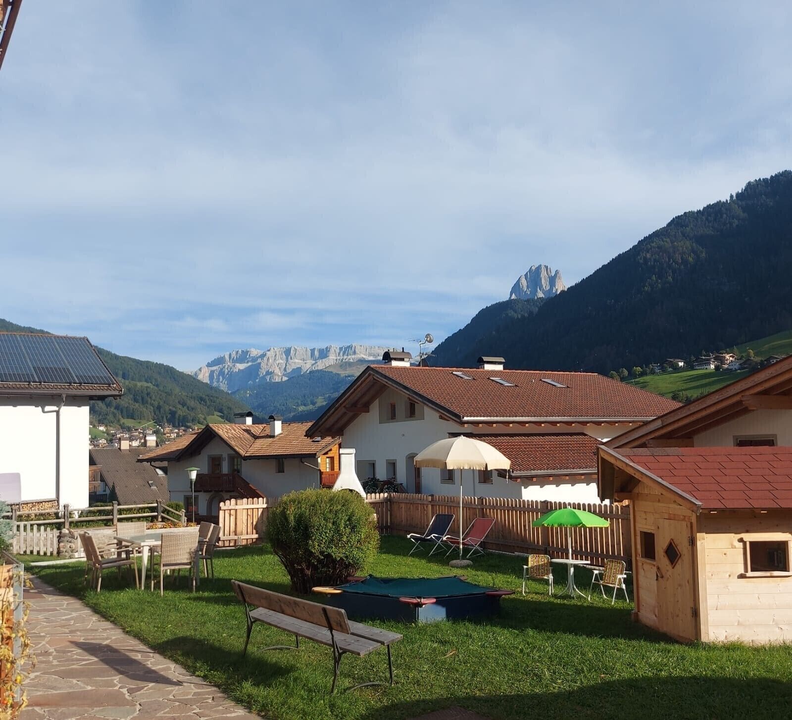 Un village rural avec des maisons traditionnelles, une clôture en bois et un banc.