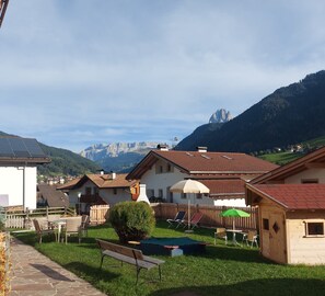Outdoor dining - Holiday Apartment "Manuela" with Mountain View, Balcony & Wi-Fi (Ortisei)