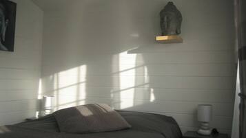 2 dormitorios, tabla de planchar con plancha, cuna de viaje