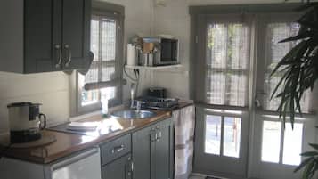 Frigorífico, microondas, horno y placa de cocina