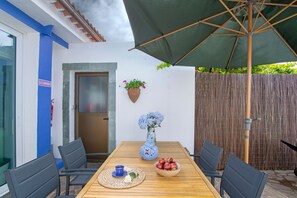 Outdoor dining - Vacation home "La Lavanda" with Private Terrace, Pool, A/C & Wi-Fi (Vega de San Mateo)