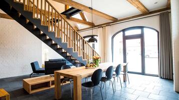 Premium-Maisonette, 1 Schlafzimmer | Zimmersafe, individuell dekoriert, Reisekinderbett, kostenloses WLAN