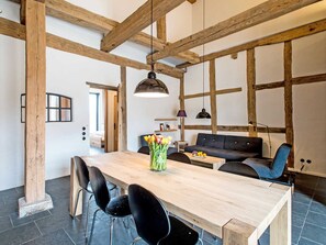Apartamento ejecutivo, 1 habitación | Zona de estar | Una Smart TV