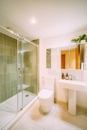 Shower, hair dryer, towels, soap - The Old Tea Factory - Brick Lane - Zone 1 (London)